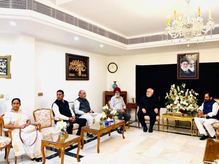 मुख्तार अब्बास नकवी ने ईरान दूतावास जाकर आयतुल्लाह अली खामेनई को दी श्रद्धांजलि