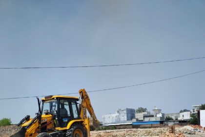 डासना और मसूरी में अवैध कॉलोनियों पर चला बुलडोजर