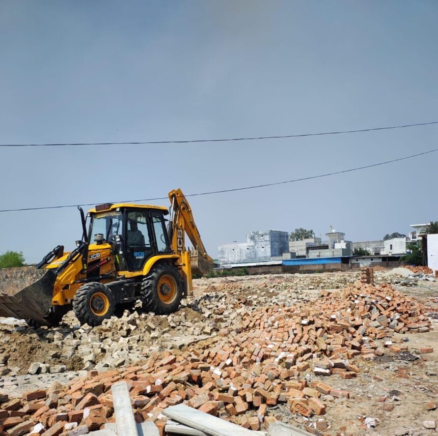 डासना और मसूरी में अवैध कॉलोनियों पर चला बुलडोजर