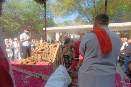हरीश राणा अंतिम संस्कार नेताओं की गैरमौजूदगी