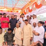 अपर नगर आयुक्त के आश्वासन पर थमा धरना