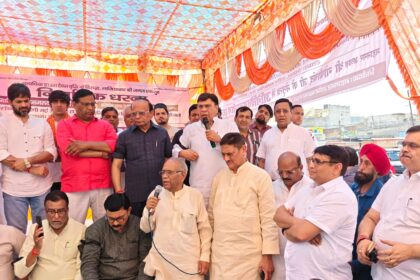 अपर नगर आयुक्त के आश्वासन पर थमा धरना