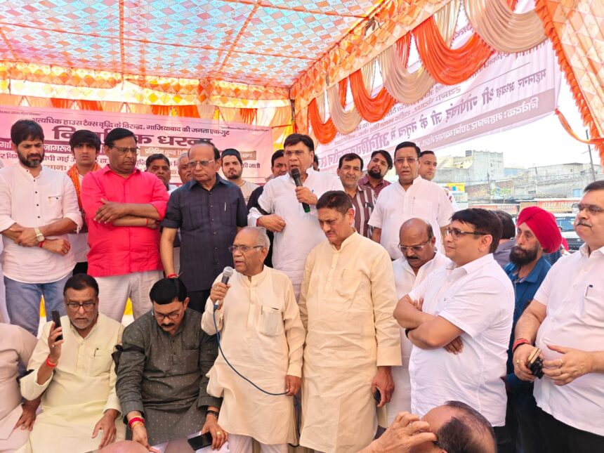 अपर नगर आयुक्त के आश्वासन पर थमा धरना