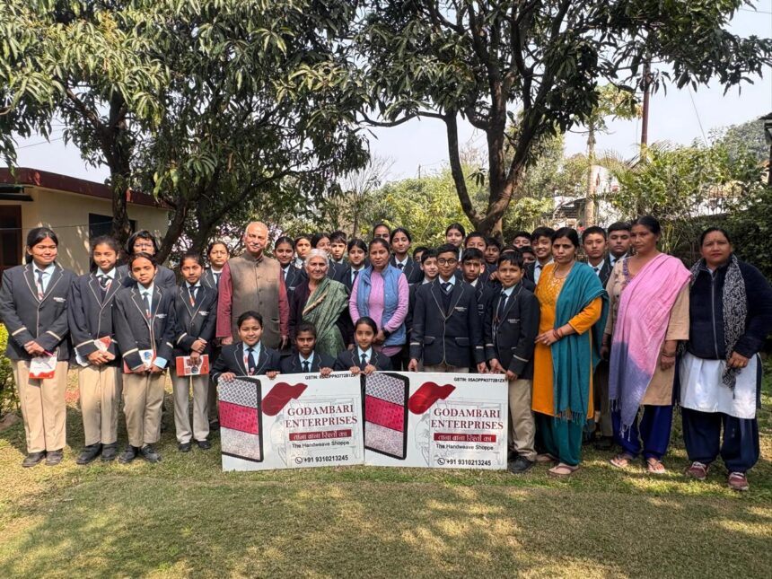 एडीफाई वर्ल्ड स्कूल के छात्र-छात्राओं ने सीखी हथकरघा कला