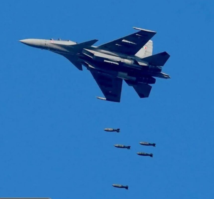 असम में भारतीय वायुसेना का सुखोई Su-30MKI लड़ाकू विमान क्रैश