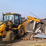 धार्मिक स्थल के पास अवैध निर्माण पर चला बुलडोजर