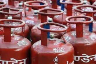 700 की दिहाड़ी, 400 रुपये किलो गैस