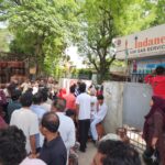 गाजियाबाद में गैस एजेंसी पर बेकाबू भीड़, घंटों कतार में खड़े लोग—सप्लाई धीमी, हालात तनावपूर्ण