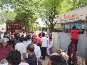 गाजियाबाद में गैस एजेंसी पर बेकाबू भीड़, घंटों कतार में खड़े लोग—सप्लाई धीमी, हालात तनावपूर्ण