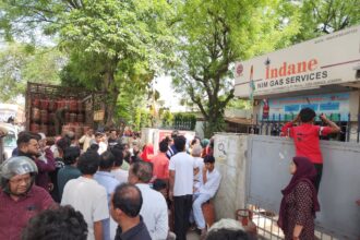 गाजियाबाद में गैस एजेंसी पर बेकाबू भीड़, घंटों कतार में खड़े लोग—सप्लाई धीमी, हालात तनावपूर्ण