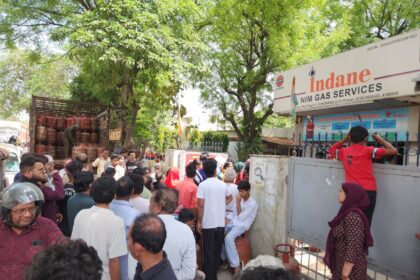 गाजियाबाद में गैस एजेंसी पर बेकाबू भीड़, घंटों कतार में खड़े लोग—सप्लाई धीमी, हालात तनावपूर्ण