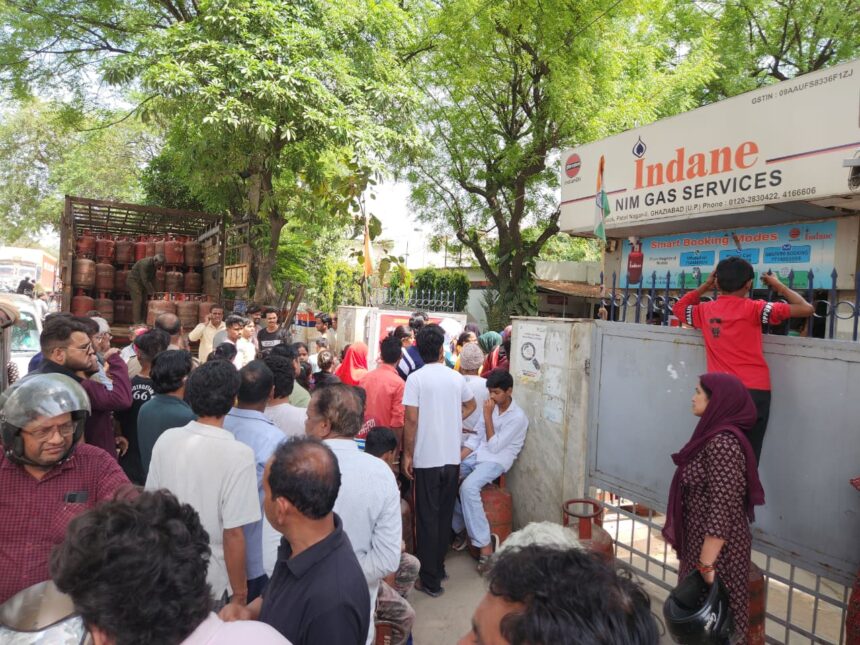 गाजियाबाद में गैस एजेंसी पर बेकाबू भीड़, घंटों कतार में खड़े लोग—सप्लाई धीमी, हालात तनावपूर्ण