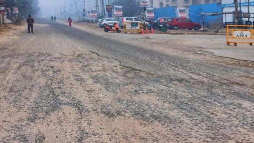 सिद्धार्थ विहार टूटी सड़क