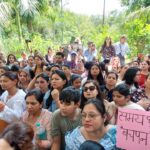 स्कूल टाइमिंग बढ़ाने के विरोध में अभिभावकों का फूटा गुस्सा: