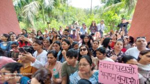 स्कूल टाइमिंग बढ़ाने के विरोध में अभिभावकों का फूटा गुस्सा: