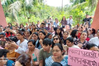 स्कूल टाइमिंग बढ़ाने के विरोध में अभिभावकों का फूटा गुस्सा: