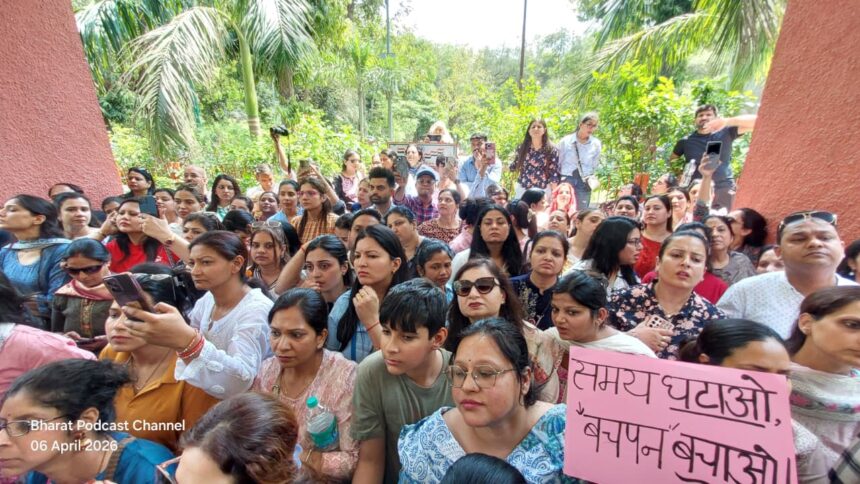 स्कूल टाइमिंग बढ़ाने के विरोध में अभिभावकों का फूटा गुस्सा: