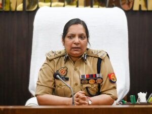 नोएडा में पुलिस कमिश्नर लक्ष्मी सिंह का एक्शन