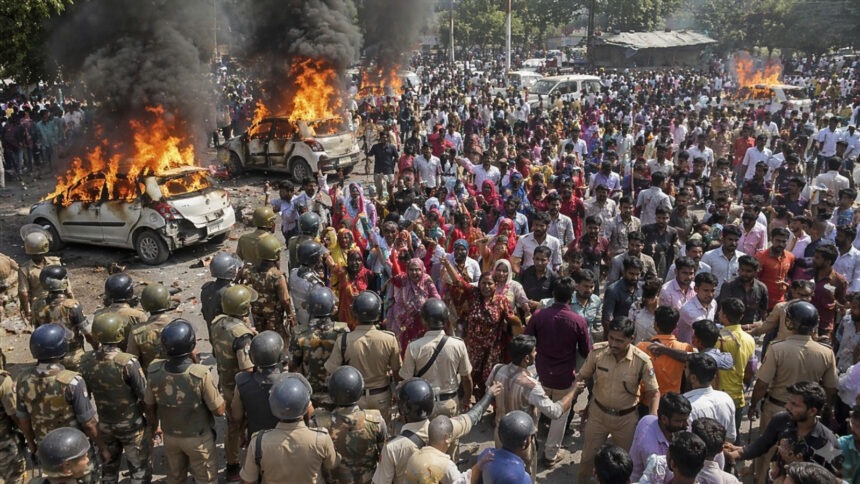 नोएडा कर्मचारी प्रदर्शन
