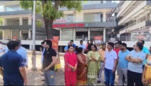 ग्रेटर नोएडा में शराब ठेके पर बवाल