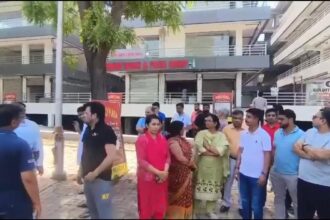 ग्रेटर नोएडा में शराब ठेके पर बवाल