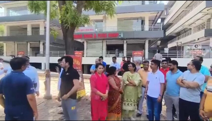 ग्रेटर नोएडा में शराब ठेके पर बवाल