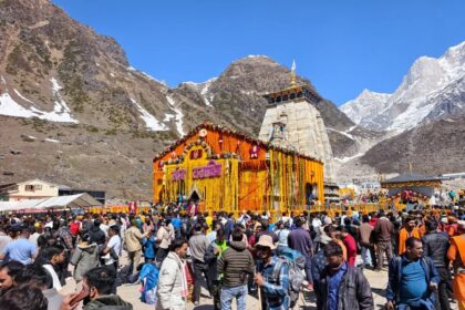 केदारनाथ धाम में उमड़ी भारी भीड़