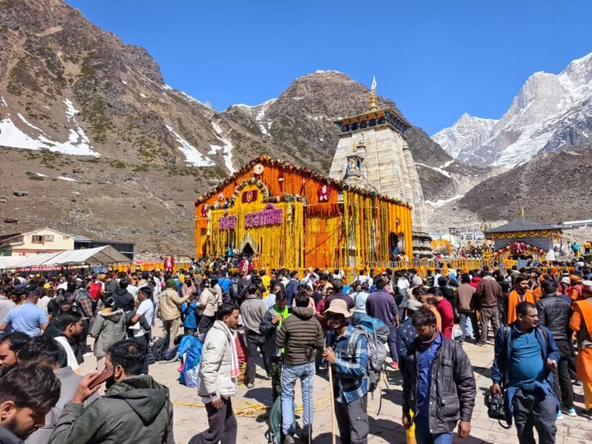 केदारनाथ धाम में उमड़ी भारी भीड़