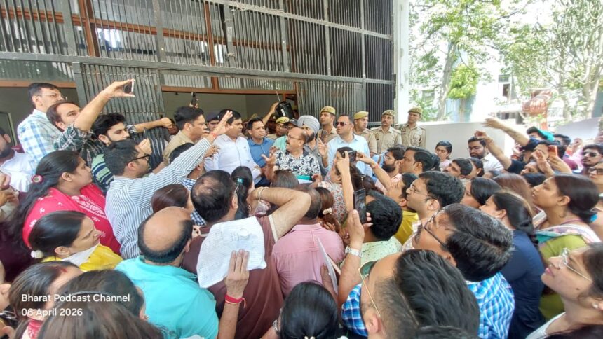 डीपीएस पेरेंट्स प्रदर्शन गाजियाबाद