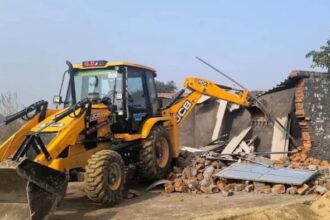 धार्मिक स्थल के पास अवैध निर्माण पर चला बुलडोजर
