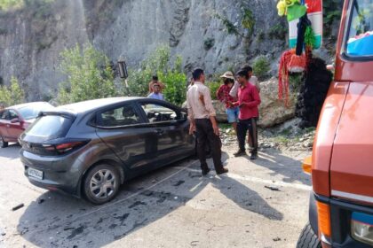 ऋषिकेश-बदरीनाथ हाईवे पर क्षतिग्रस्त टाटा अल्ट्रोज
