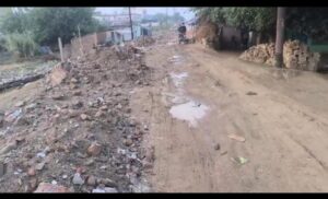 शाहजहांपुर में खराब सड़कों पर दौड़ रहीं ई-बसें, बढ़ा खतरा