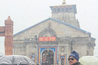 बर्फबारी के बीच भी डटे सुरक्षा प्रहरी