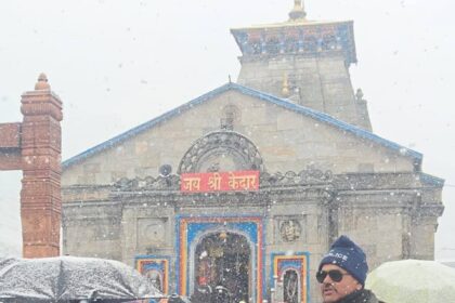 बर्फबारी के बीच भी डटे सुरक्षा प्रहरी