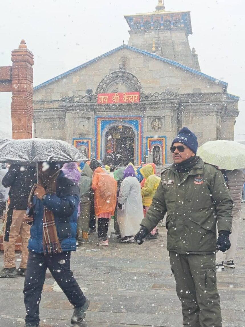 बर्फबारी के बीच भी डटे सुरक्षा प्रहरी