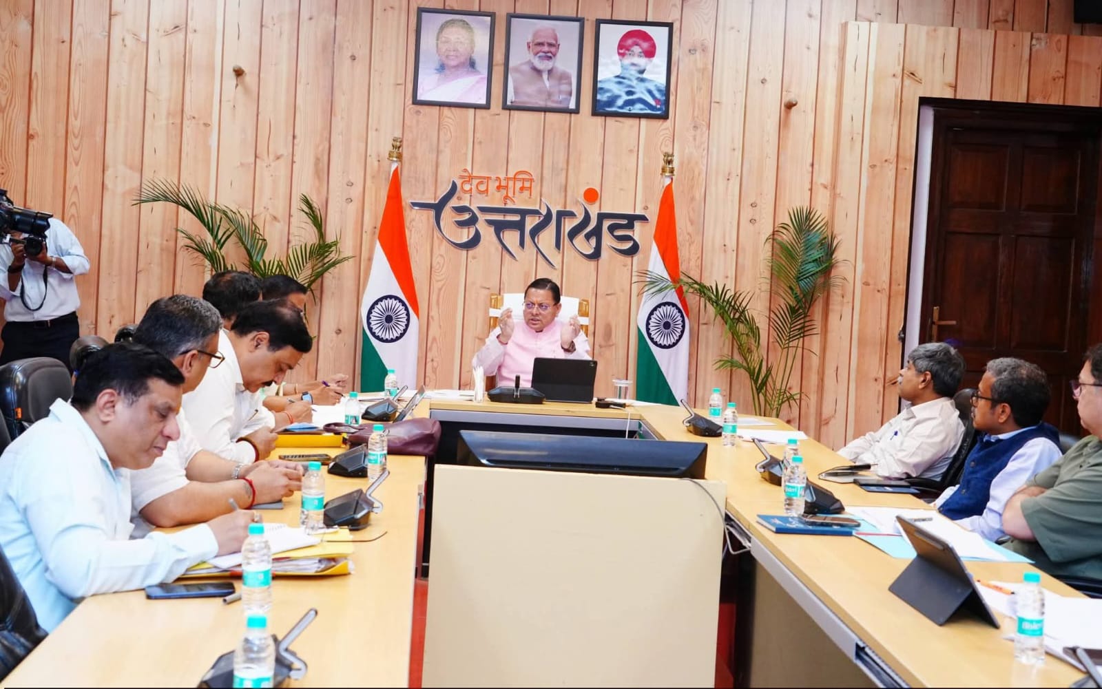 सीएम धामी सख्त वनाग्नि पर 1 घंटे में मौके पर पहुंचें अधिकारी