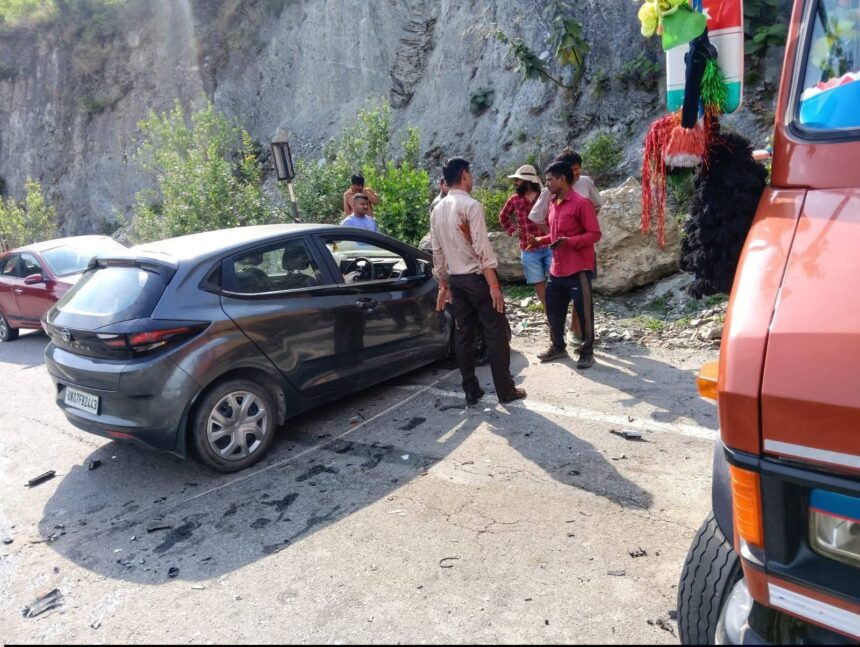 ऋषिकेश-बदरीनाथ हाईवे पर क्षतिग्रस्त टाटा अल्ट्रोज