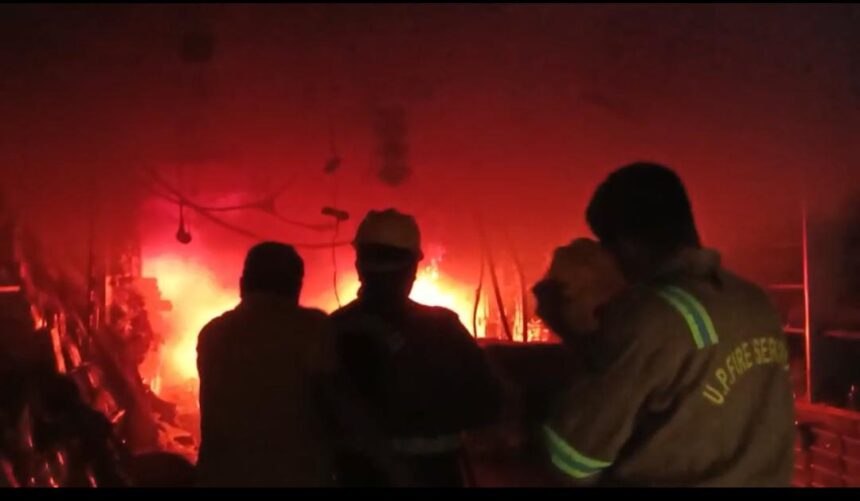 चौपला मंदिर के पास लगी आग से बाजार क्षेत्र में फैली दहशत