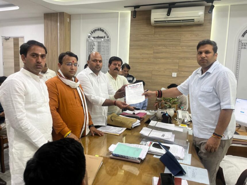 ट्रोनिका सिटी में कथित अवैध निर्माण पर विहिप और बजरंग दल का विरोध