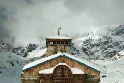 बर्फबारी में भी केदारनाथ धाम में उमड़ी श्रद्धालुओं की भीड़