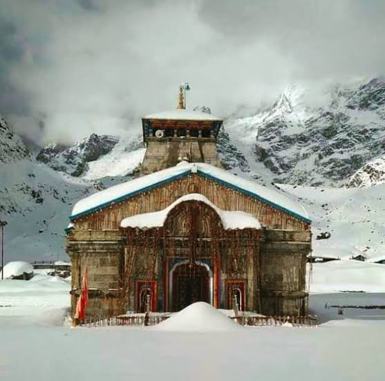 बर्फबारी में भी केदारनाथ धाम में उमड़ी श्रद्धालुओं की भीड़
