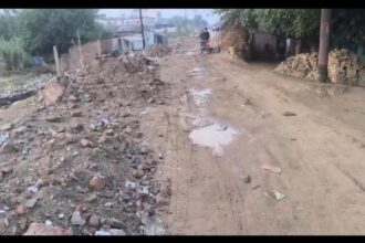 शाहजहांपुर में खराब सड़कों पर दौड़ रहीं ई-बसें, बढ़ा खतरा