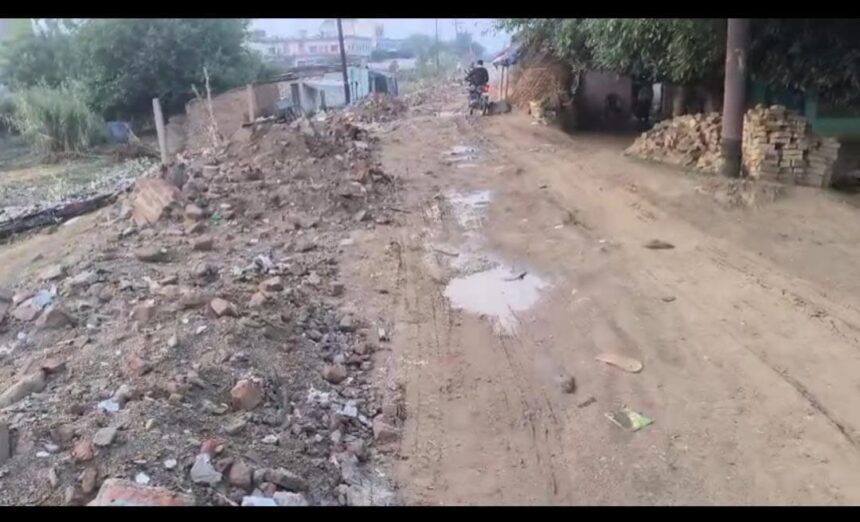 शाहजहांपुर में खराब सड़कों पर दौड़ रहीं ई-बसें, बढ़ा खतरा