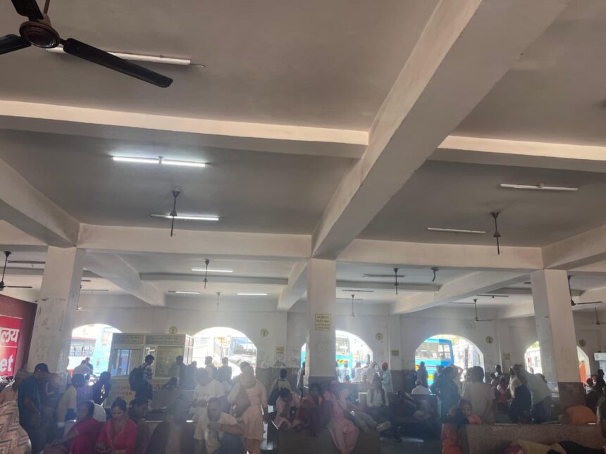 हरिद्वार बस अड्डे पर बंद पंखे